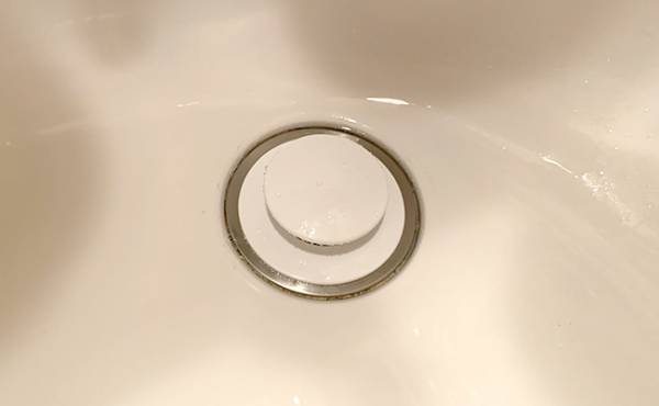 【100均】人気すぎて再販も！水まわり掃除が超ラクになる便利グッズ３選