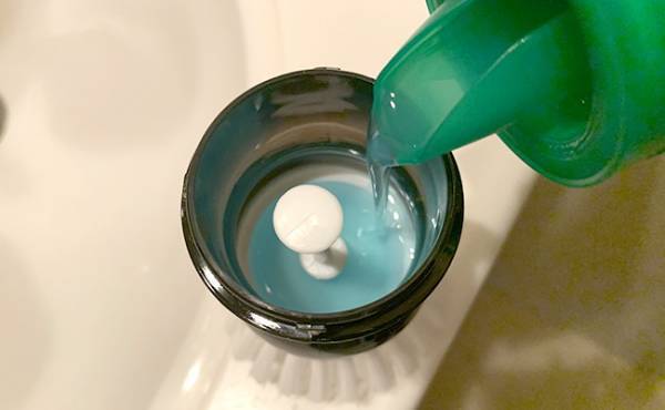 【100均】人気すぎて再販も！水まわり掃除が超ラクになる便利グッズ３選