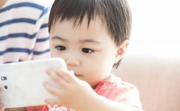 子どもと遊ぶのが苦手でTVや動画に頼ってしまう…。どうしたらいい？