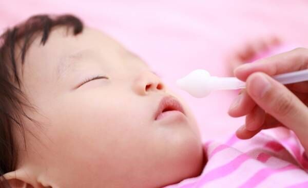 赤ちゃんの鼻水吸引のイメージ