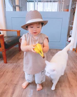 サトシとピカチュウかよっ！赤ちゃんに付いて回る猫が悶絶級にかわいい♡