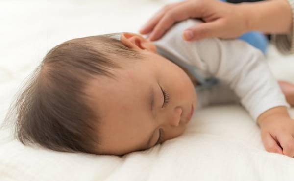 息子の寝息がおかしい…まさか誤飲！？ 口の中から出てきたものは…！