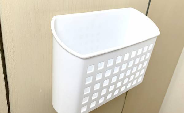 【100均】話題の浮かせる収納が叶う！どこでもマグネットがつく便利アイテムを発見！