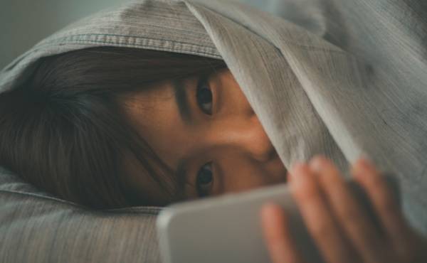 気になることがあるとスマホで検索魔に！やめられないときに考えたいこと