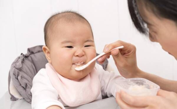 口を閉じてくれない スプーンで離乳食を食べさせるときのコツって 年12月7日 ウーマンエキサイト 1 2