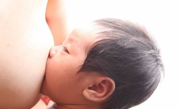 母乳を飲む赤ちゃん