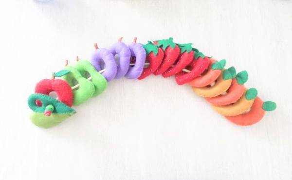 【100均】簡単手作りおもちゃ！「はらぺこあおむし」のひも通しで楽しく知育遊び