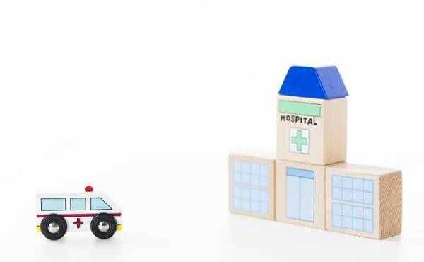 救急車で病院へ行くイメージ
