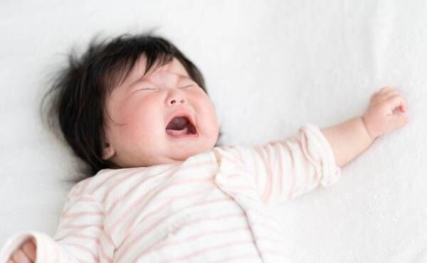 寝かしつけ時に泣いている赤ちゃんのイメージ
