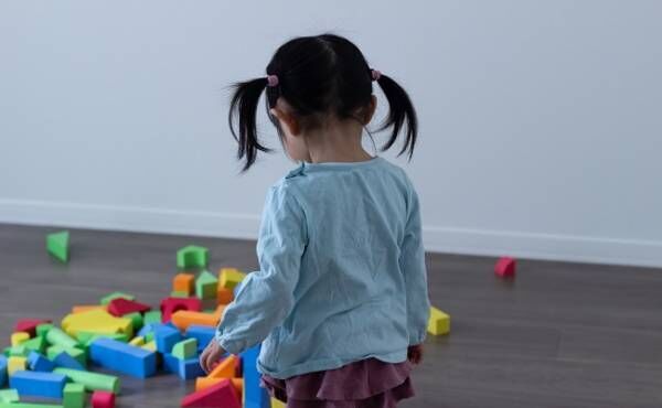遊んでいる2歳の女の子