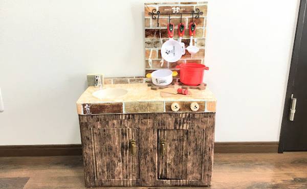 子どもが大喜び！100均グッズとダンボールで「おままごとキッチン」作ってみた！