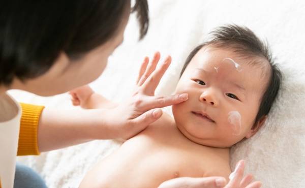 「かわいそうに」知らない人にも言われ…わが子の顔を見るたびに悩む日々