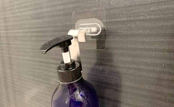 【100均】SNSで話題！ピタッと貼るフィルムフックが使い方無限大！