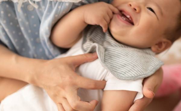 え、生える順番おかしくない！？ 前歯より先に横の歯から生えてきた息子