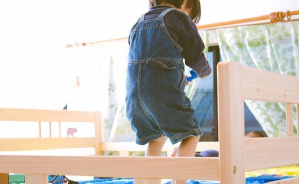 「ドスンッ！」顔面蒼白。子どもがベッドから落下、頭を打って嘔吐して…