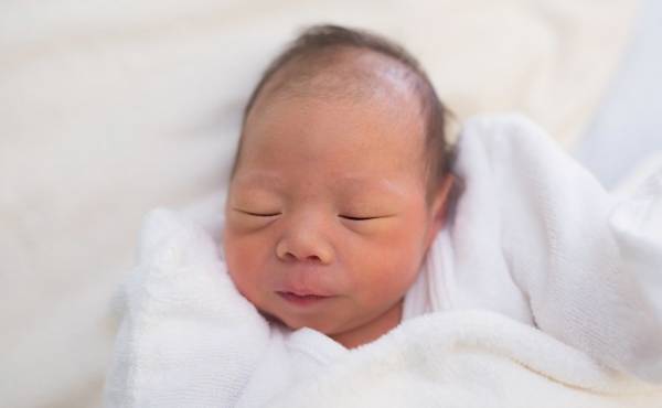 吸引分娩で息子の頭にコブが…！もう治らないの？頭を見るたびに不安で…