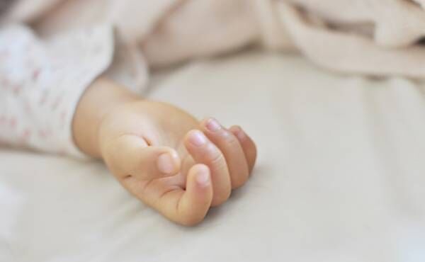 寝ている赤ちゃんの手