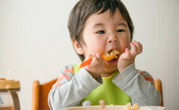 魔のイヤイヤ期にお試しあれ！保育士がイヤイヤ星人のかわしワザを伝授【お食事編】