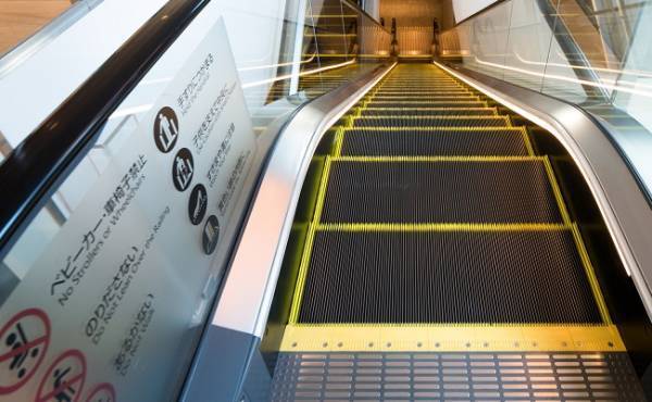 子どもがベビーカーごと落下…！乗せるのは「禁止行為」、エスカレーターの危険性とは！？