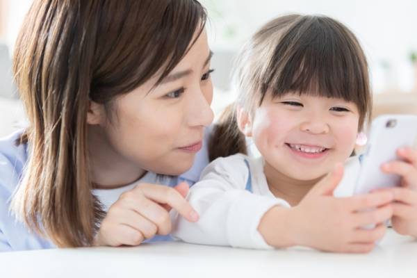 「2歳までテレビや動画NG」でもスマホやメディアと上手に付き合うには？【3児ママ小児科医の育児】
