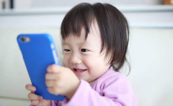 「2歳までテレビや動画NG」でもスマホやメディアと上手に付き合うには？【3児ママ小児科医の育児】