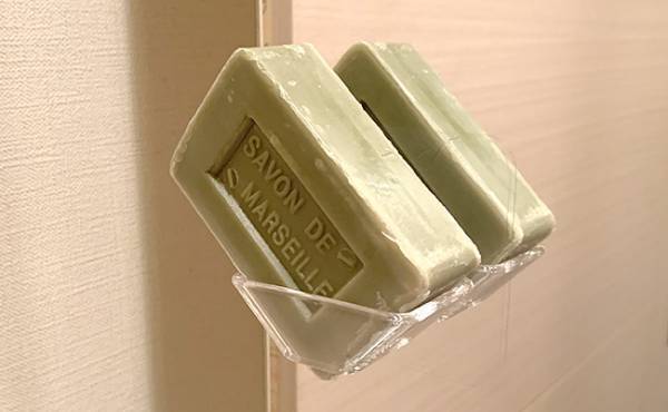 100均アイテムだけでぜ〜んぶ吊り下げ収納！洗面所の掃除が劇的にラクになった♪