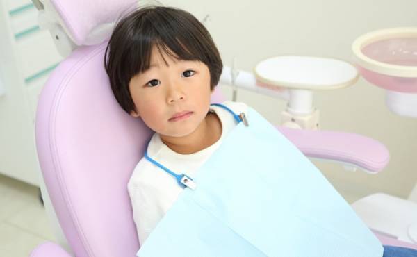 え、永久歯が生えてこない…？歯茎に麻酔をしてレーザーで焼くことに…