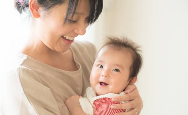 すぐ抱っこするのは悪いこと？サイレントベビーは関係ある？【医師監修】