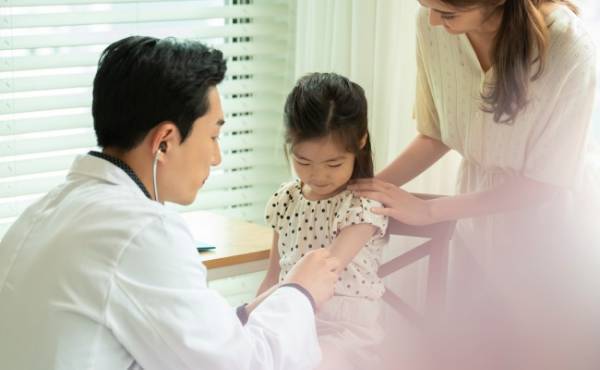 秋はスズメバチに要注意！万が一刺されたときの対処法を皮膚科医が解説