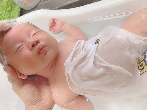 はぁ～～たまらん♡ 沐浴中の赤ちゃんの激かわ写真が大集合！