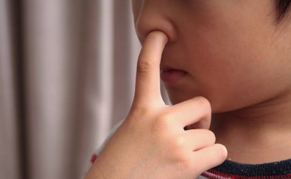 「鼻をほじる癖」がやめられない5歳の息子。ある出来事でピタリとやめてくれた！【体験談】