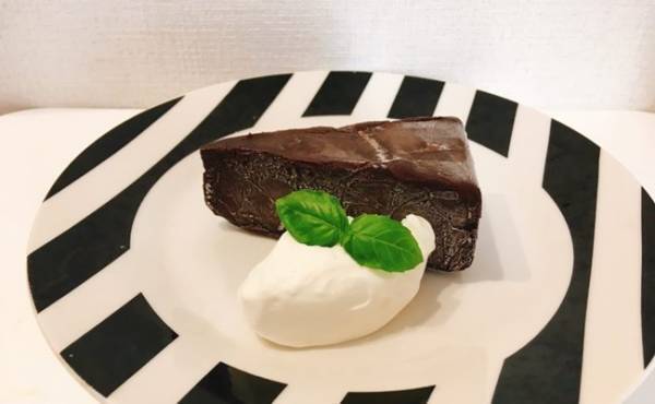 【業務スーパー】スイーツ総選挙1位も！人気冷凍ケーキ3種全部食べ比べ