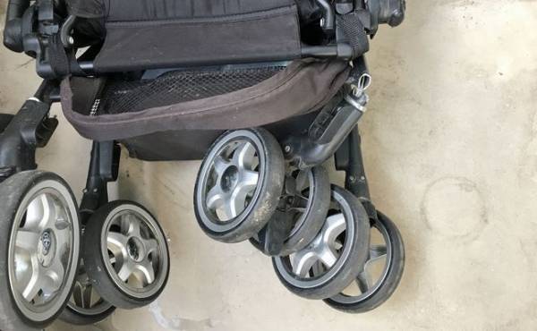 「軽率だった…」大後悔！ベビーカーに子ども2人乗せたらタイヤが破損して…【体験談】