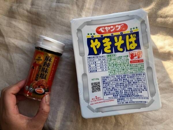 業務スーパーペヤングに麻辣味塩をかける