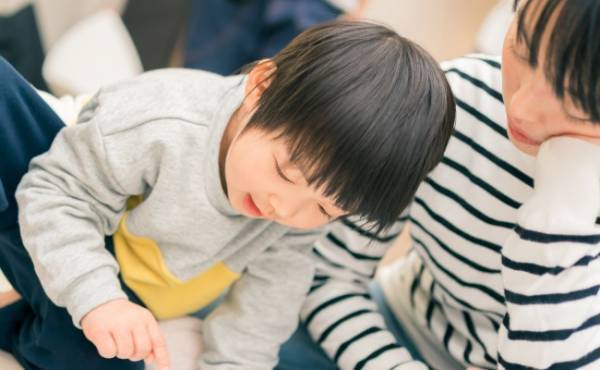 弟を見つけるといつもハグ！上のきょうだいの影響で弟を溺愛する5歳次女