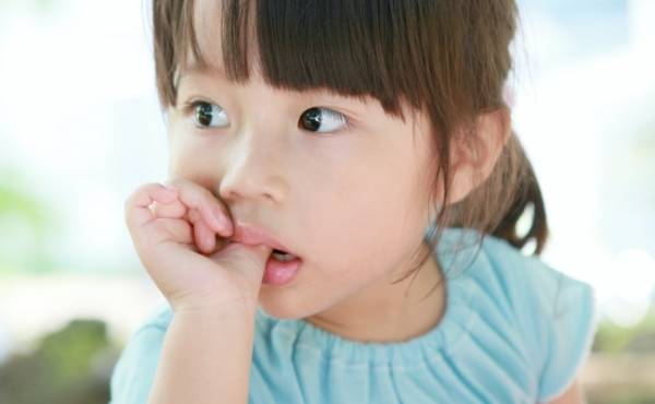 もうすぐ5歳なのに指吸いをやめない娘…→パパのあるひと言でアッサリ卒業！？