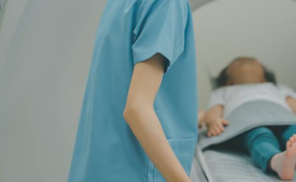 先天性疾患を持って生まれた息子が3歳に。一筋縄ではいかないMRI検査