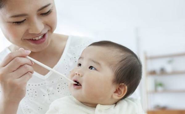 「もう疲れた…」赤ちゃんが集中して食べてくれません。【管理栄養士に相談】