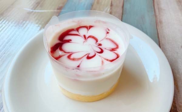 食べる前に何かが起こる！？【ファミマ】話題の動画映えスイーツを実食！