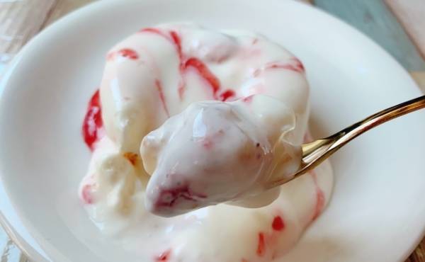 食べる前に何かが起こる！？【ファミマ】話題の動画映えスイーツを実食！