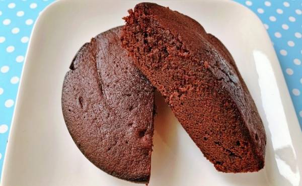 濃厚でおいしい！高コスパ◎！【コンビニ各社】優秀チョコケーキ食べ比べ