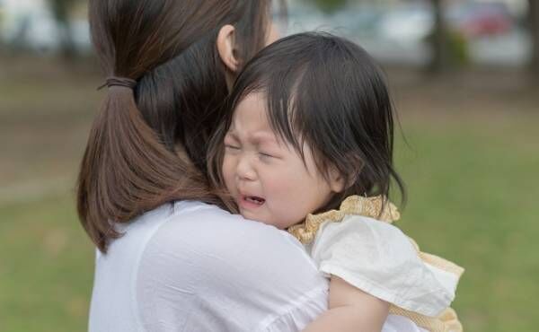 泣いている赤ちゃんを抱くママ