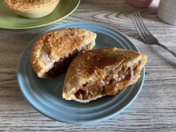 1度食べたらやみつき必至！【業務スーパー】に本格ミートパイが登場！