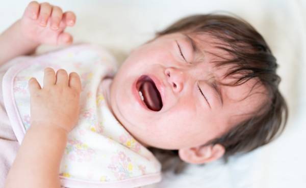 娘の腕がおかしい！？泣き叫ぶ娘、ちょっと転んだだけかと思ったら⋯【体験談】