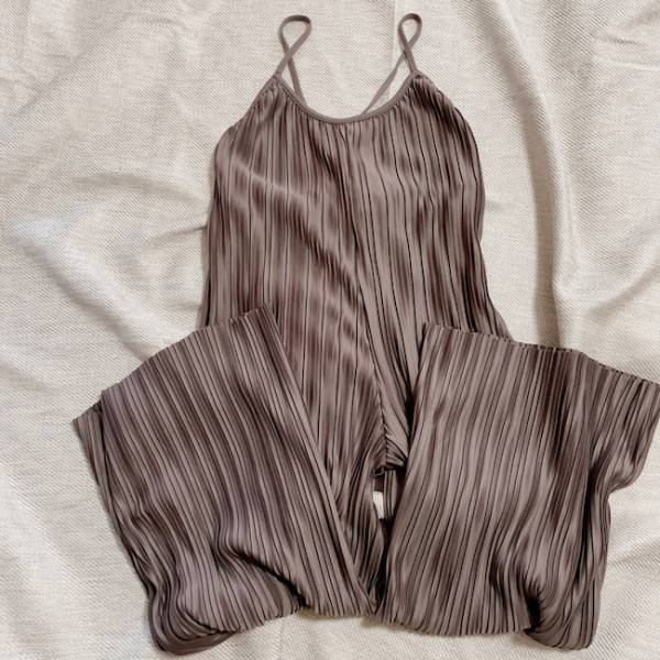 【しまむら】脚長＆着痩せも期待できる！高見えプリーツオールインワンが1,089円！