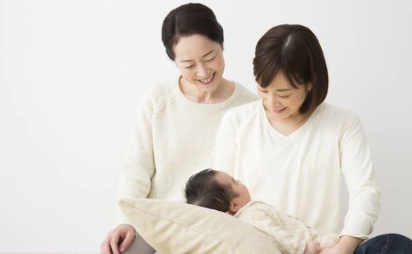 離乳食は果汁から、風呂上がりに白湯…。世代間ギャップのある助言に困ったら？【管理栄養士】