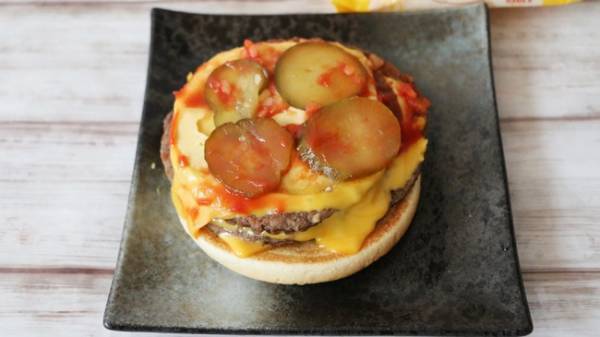 【マクドナルド】人気商品「推しバーガー」が復活し話題！お得な裏技も♡