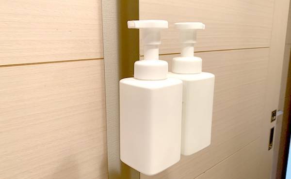 【ダイソー】ついに出た！浮かせる収納で爆売れ「魔法のテープ」100均バージョンの実力は？