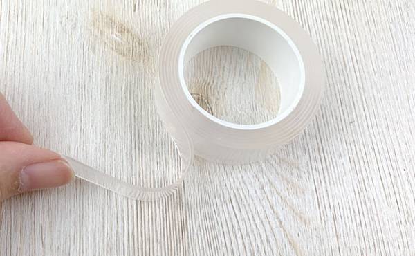 【ダイソー】ついに出た！浮かせる収納で爆売れ「魔法のテープ」100均バージョンの実力は？