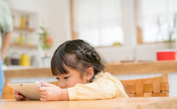 YouTubeにハマる娘たち。危機感を覚えて作ったわが家のルールとは